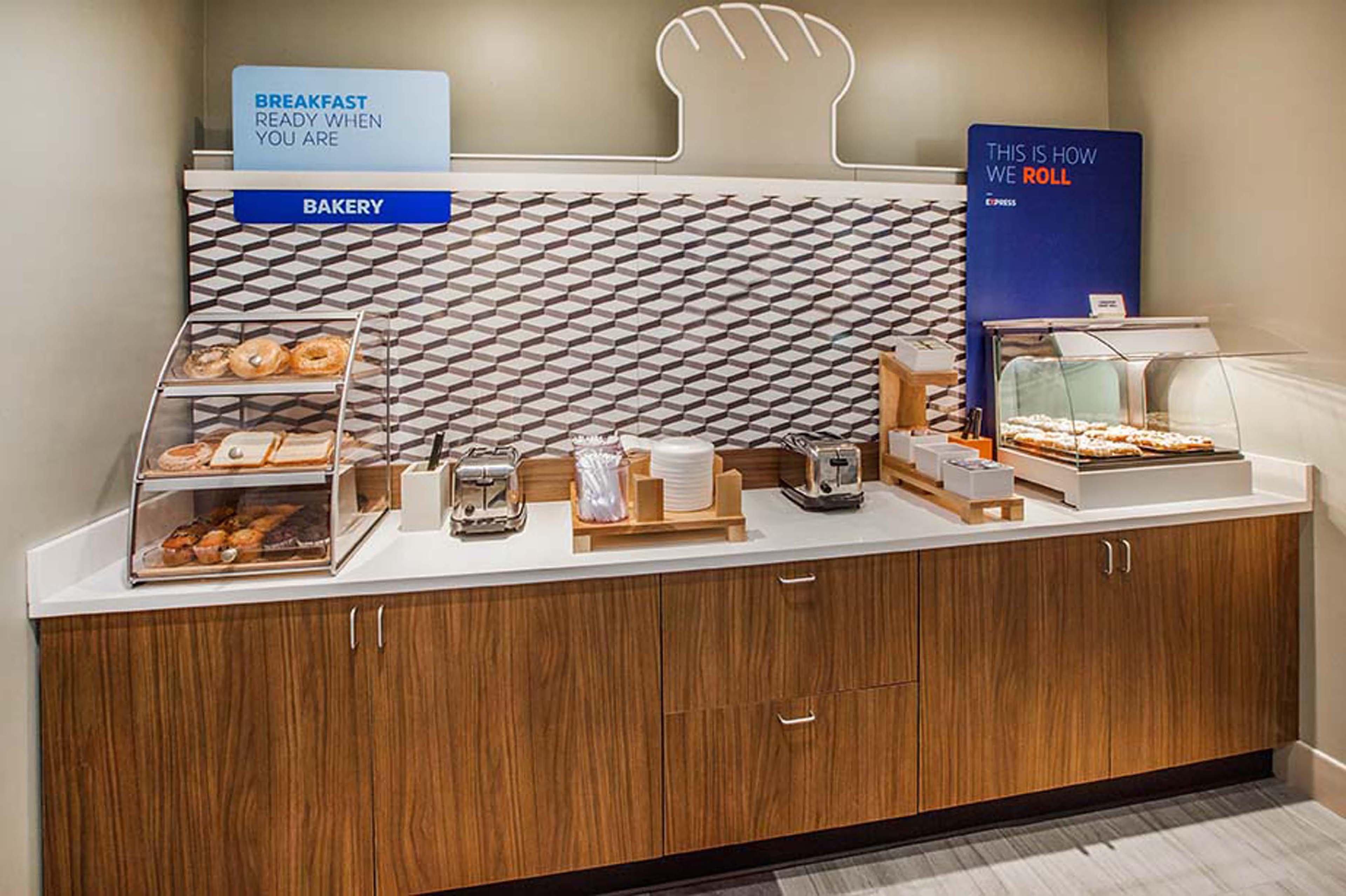 Holiday Inn Express Kamloops By Ihg Экстерьер фото